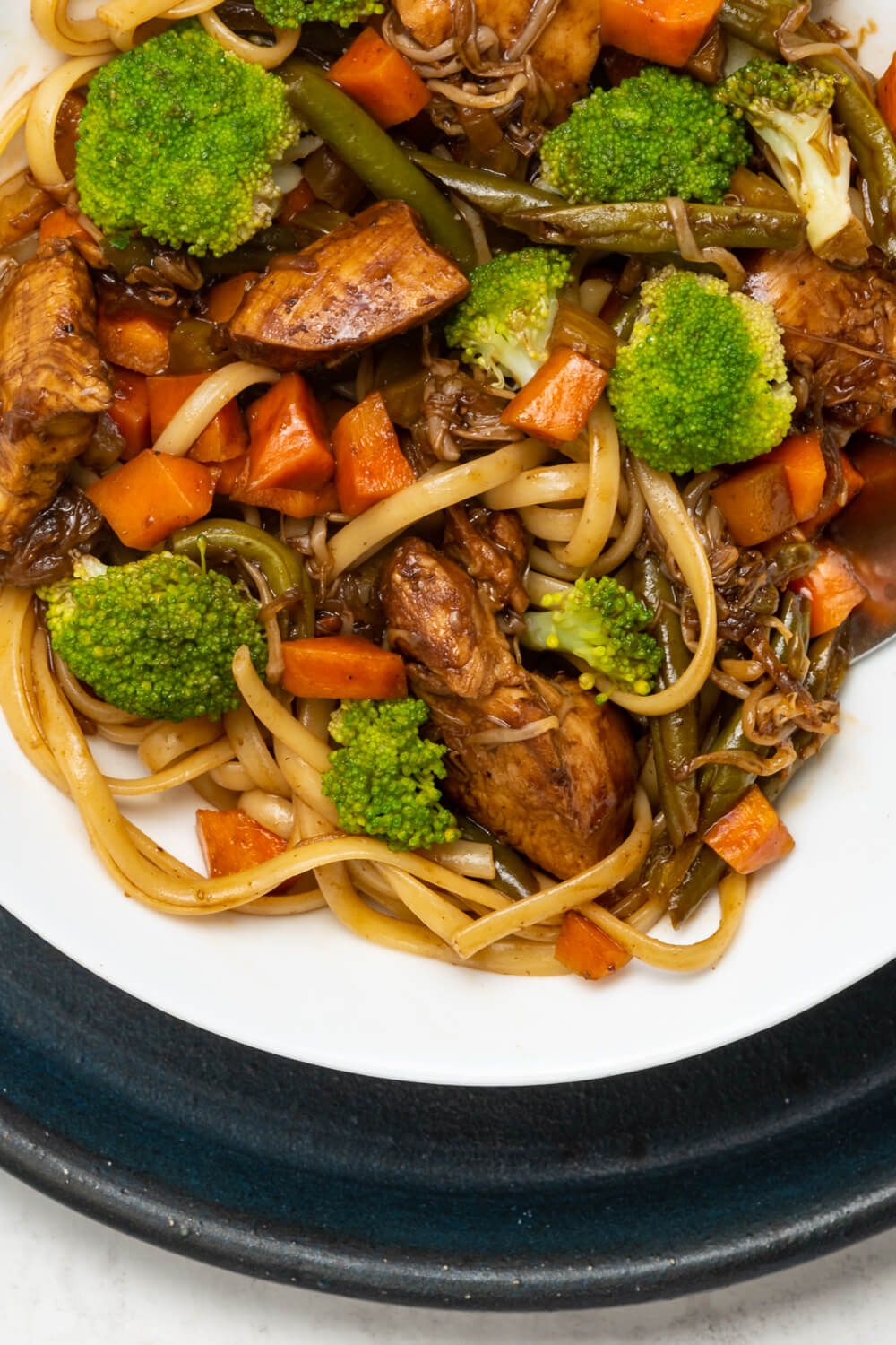 Healthy lo mein with chicken, broccoli, carrots, and noodles.