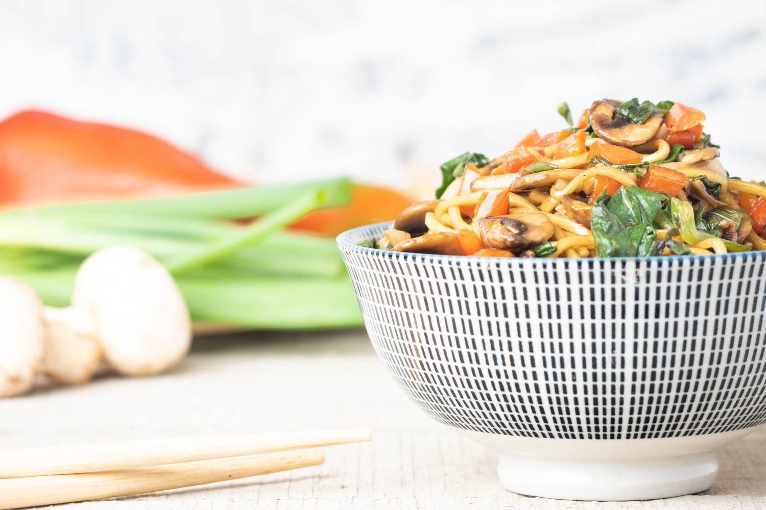 Healthy vegetarian Asian recipe for spinach and mushroom lo mein