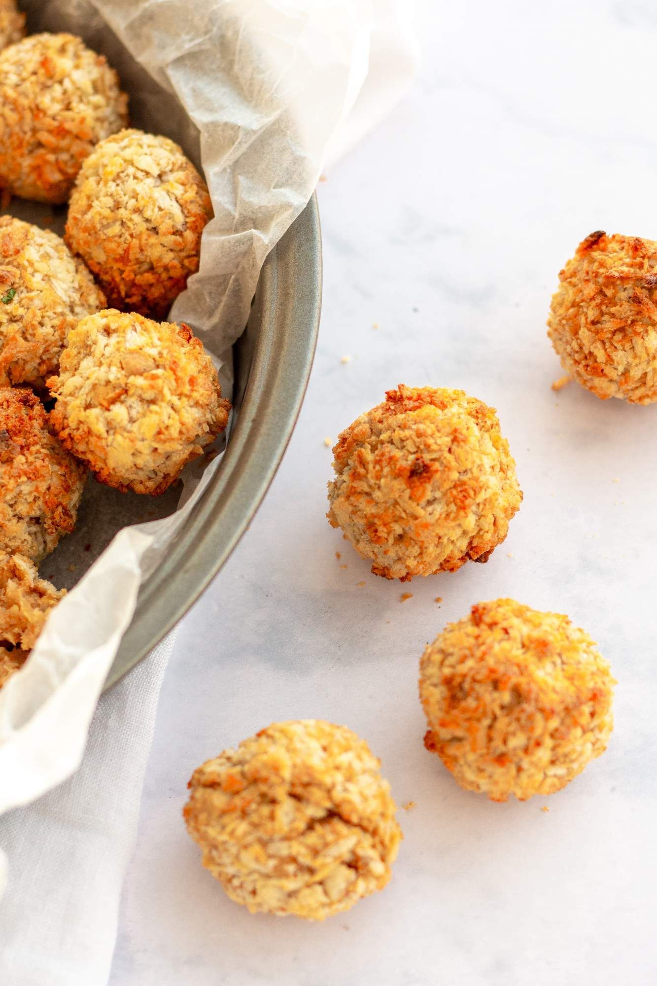 Chickpea vegetarian nuggets with oat flour and breadcrumbs with crispy edges.