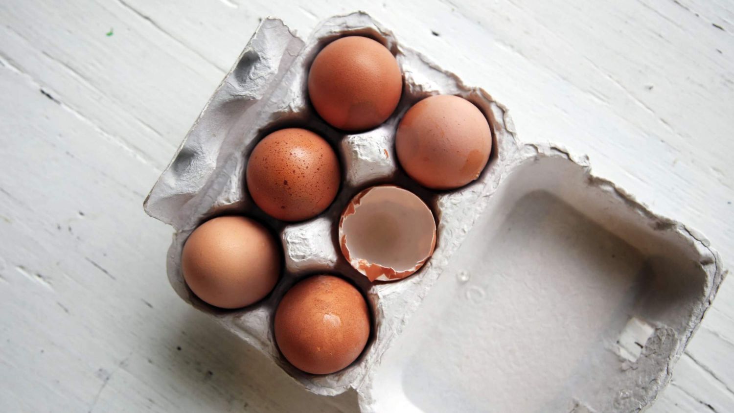 Health benefits of eggs with a picture of six eggs in a carton.