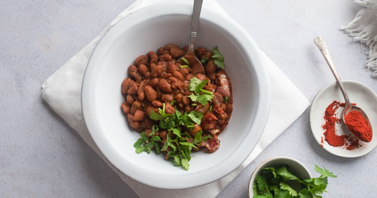 https://www.slenderkitchen.com/sites/default/files/styles/data_share/public/recipe_images/slow-cooker-borracho-beans.jpg