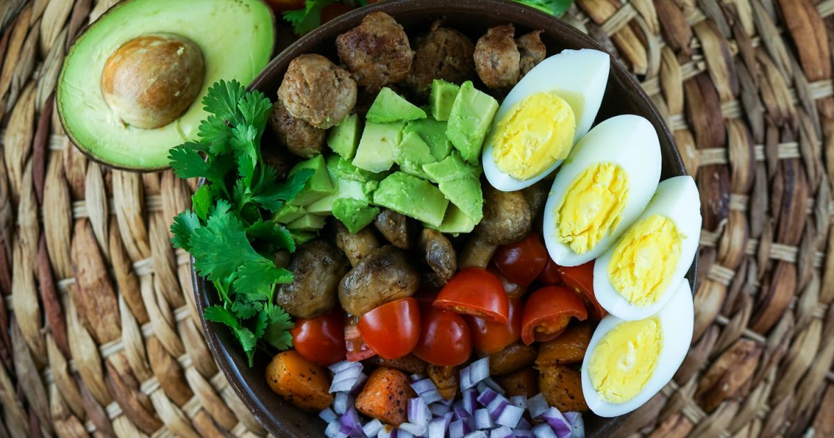 Whole30 Breakfast Salad with Sausage - Slender Kitchen