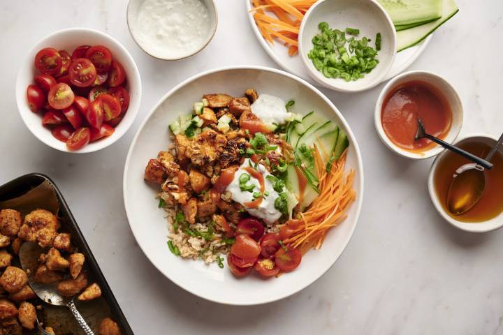 Easy Buffalo Chicken Meal Prep Bowls {Low-Carb Option} - Amee's