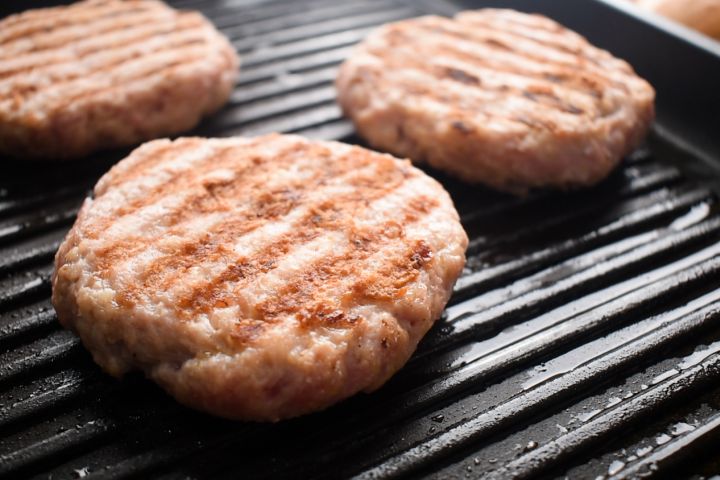 https://www.slenderkitchen.com/sites/default/files/styles/feed_list_sm_2x/public/steps/easy-chicken-burgers-step-3.jpg