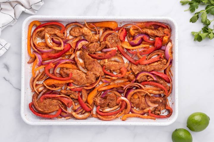 https://www.slenderkitchen.com/sites/default/files/styles/feed_list_sm_2x/public/steps/sheet-pan-chicken-fajitas-step-2.jpg