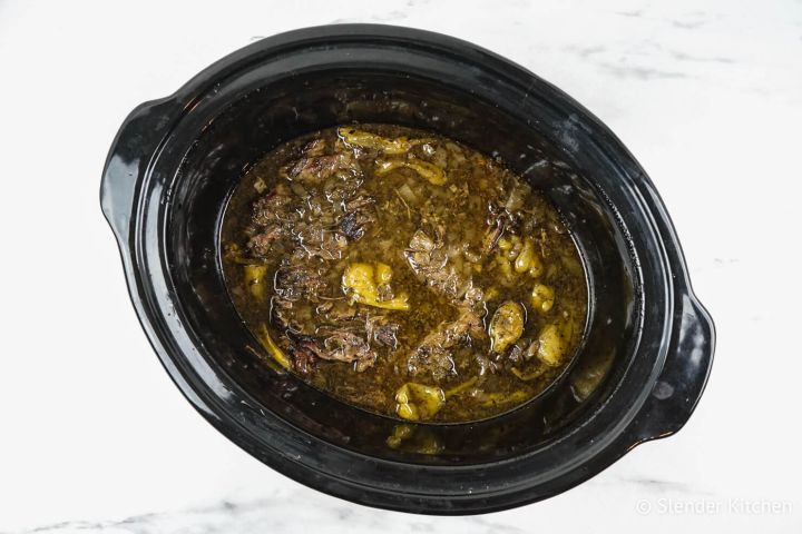 https://www.slenderkitchen.com/sites/default/files/styles/feed_list_sm_2x/public/steps/slow-cooker-pepperoncini-beef-3-step-3.jpg