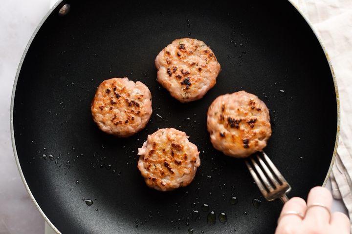 https://www.slenderkitchen.com/sites/default/files/styles/feed_list_sm_2x/public/steps/turkey-breakfast-sausage-step-3.jpg