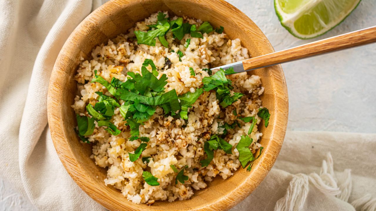 https://www.slenderkitchen.com/sites/default/files/styles/gsd-16x9/public/recipe_images/cilantro-lime-cauliflower-rice-5.jpg