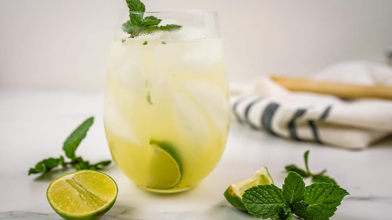https://www.slenderkitchen.com/sites/default/files/styles/gsd-16x9/public/recipe_images/easy-mojito-3.jpg