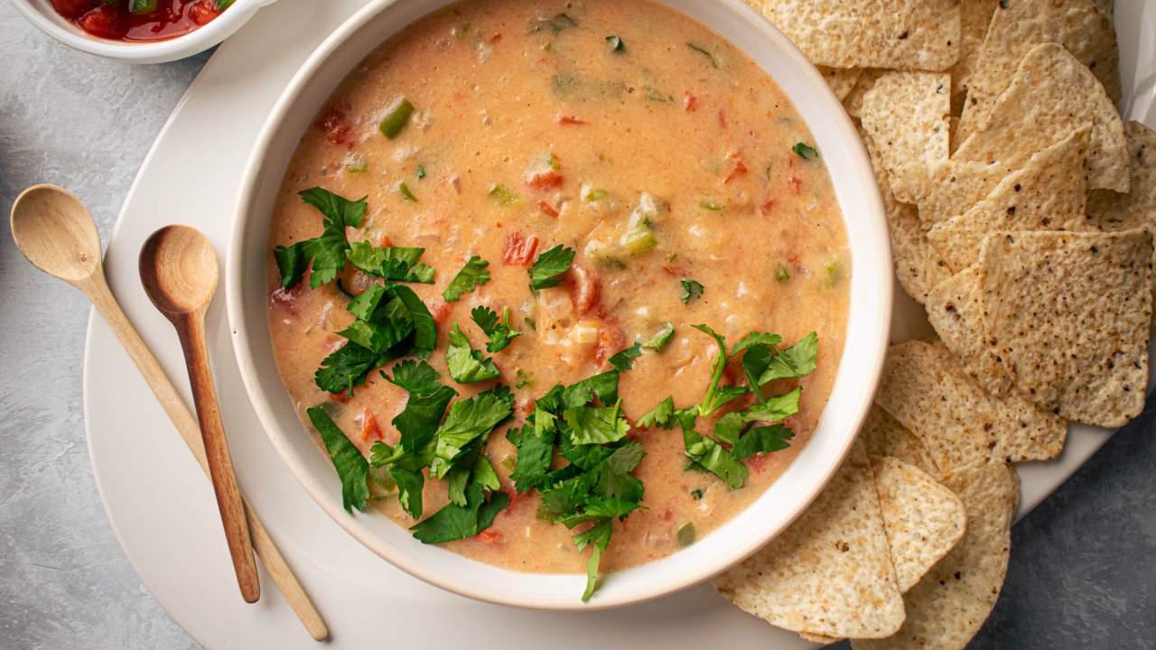 https://www.slenderkitchen.com/sites/default/files/styles/gsd-16x9/public/recipe_images/healthy-queso-dip.jpg