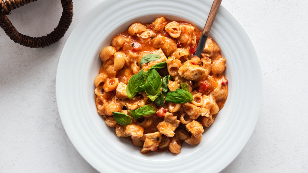 https://www.slenderkitchen.com/sites/default/files/styles/gsd-16x9/public/recipe_images/one-pot-chicken-pasta.jpg