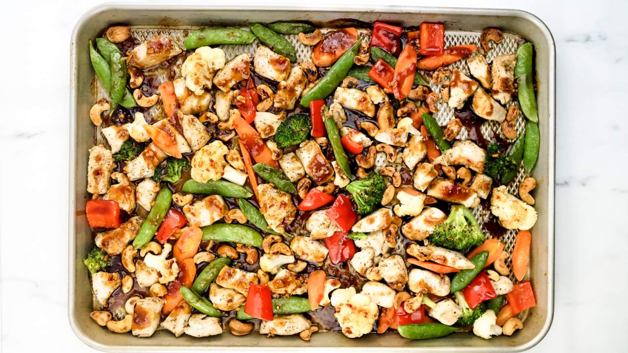 https://www.slenderkitchen.com/sites/default/files/styles/gsd-16x9/public/recipe_images/sheet-pan-thai-cashew-chicken-vegetables.jpg