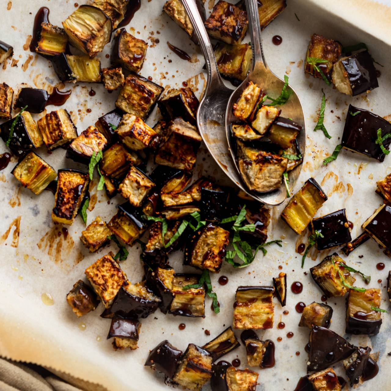 https://www.slenderkitchen.com/sites/default/files/styles/gsd-1x1/public/recipe_images/garlic-roasted-eggplant.jpg