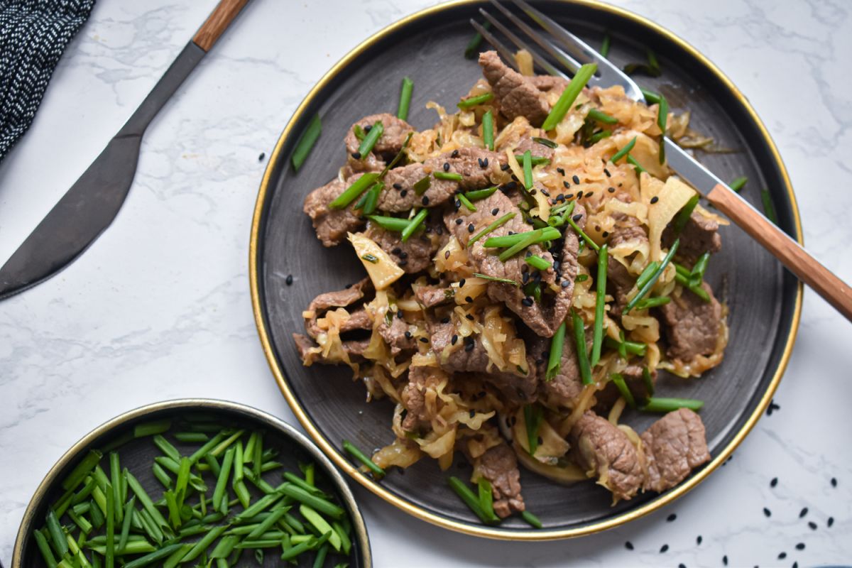 https://www.slenderkitchen.com/sites/default/files/styles/gsd-4x3/public/recipe_images/beef-cabbage-stir-fry.jpg