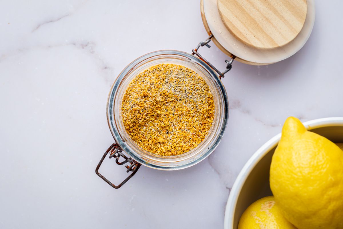 https://www.slenderkitchen.com/sites/default/files/styles/gsd-4x3/public/recipe_images/homemade-lemon-pepper-seasoning.jpg