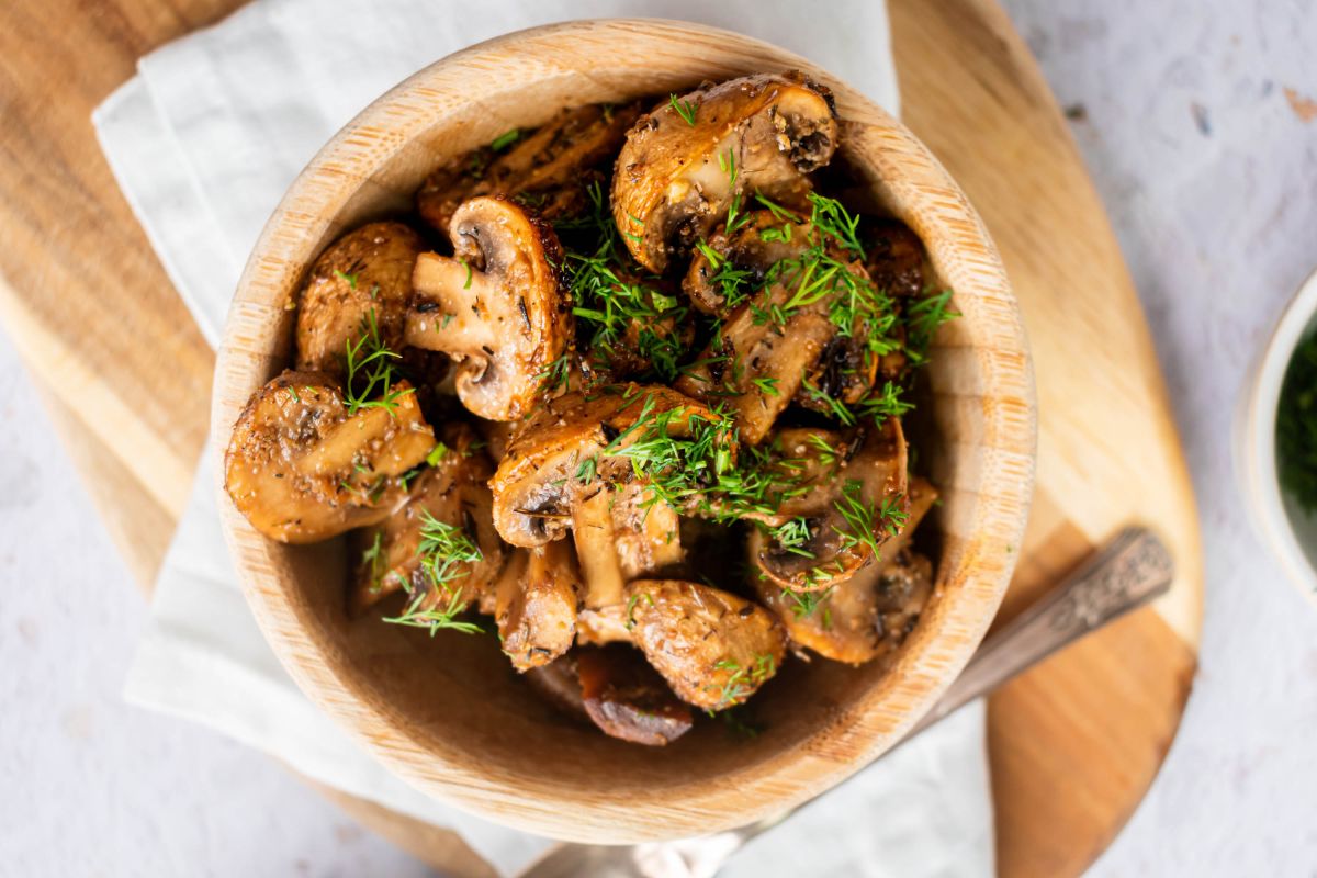 https://www.slenderkitchen.com/sites/default/files/styles/gsd-4x3/public/recipe_images/roasted-mushrooms.jpg