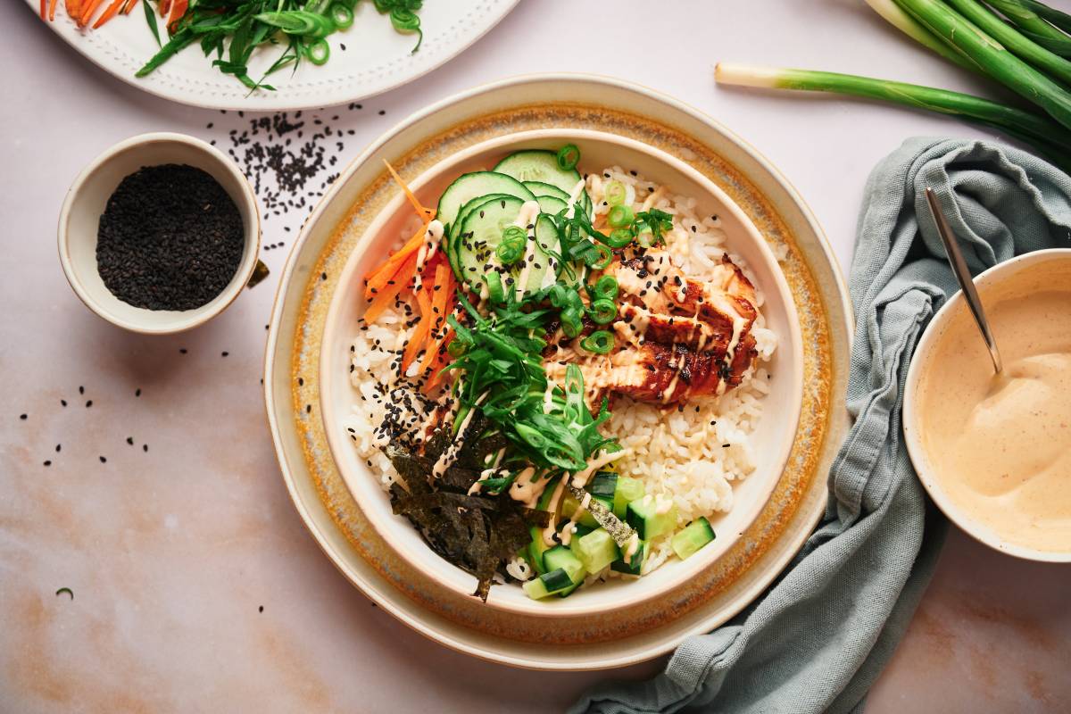 https://www.slenderkitchen.com/sites/default/files/styles/gsd-4x3/public/recipe_images/salmon-sushi-bowls.jpg