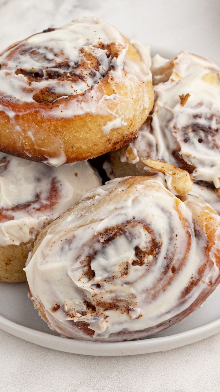 https://www.slenderkitchen.com/sites/default/files/styles/gsd-9x16/public/recipe_images/cinnamon-rolls.jpg