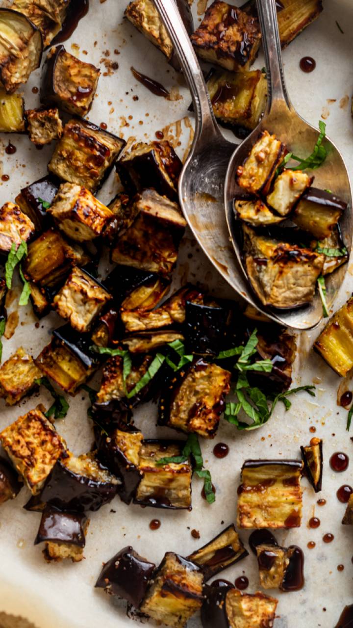 https://www.slenderkitchen.com/sites/default/files/styles/gsd-9x16/public/recipe_images/garlic-roasted-eggplant.jpg