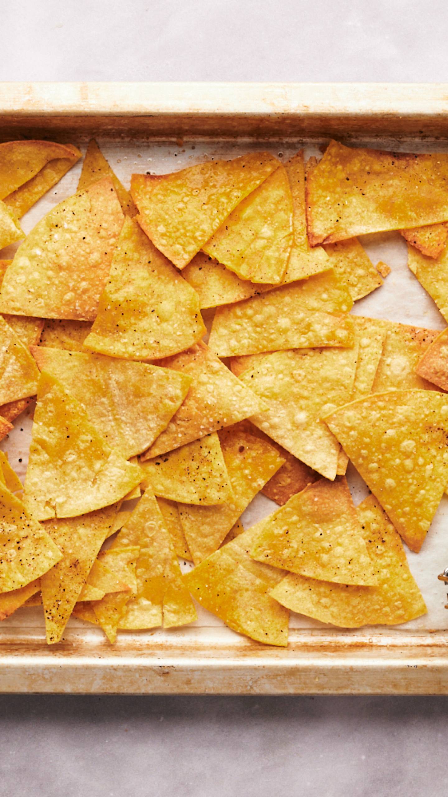 https://www.slenderkitchen.com/sites/default/files/styles/gws_1440/public/recipe_images/baked-tortilla-chips.jpg