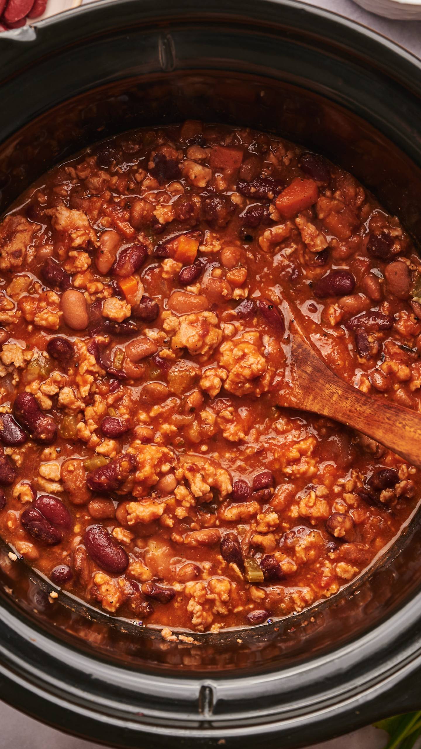 https://www.slenderkitchen.com/sites/default/files/styles/gws_1440/public/recipe_images/slow-cooker-turkey-chili.jpg