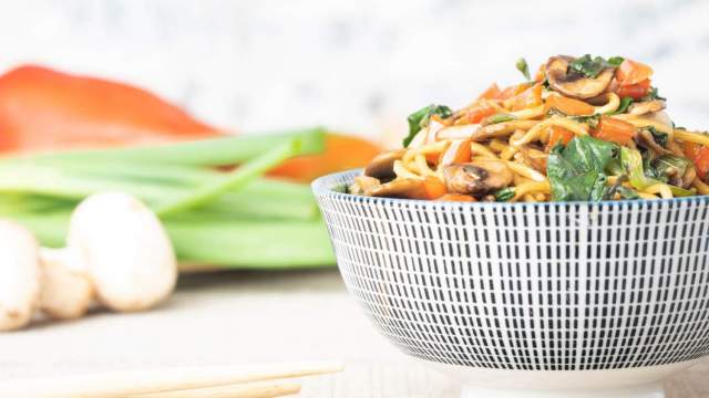 Vegan weight watchers recipe for spinach and mushroom lo mein. 