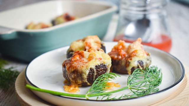 Stuffed mushrooms with ground turkey, veggies, and enchilada sauce.