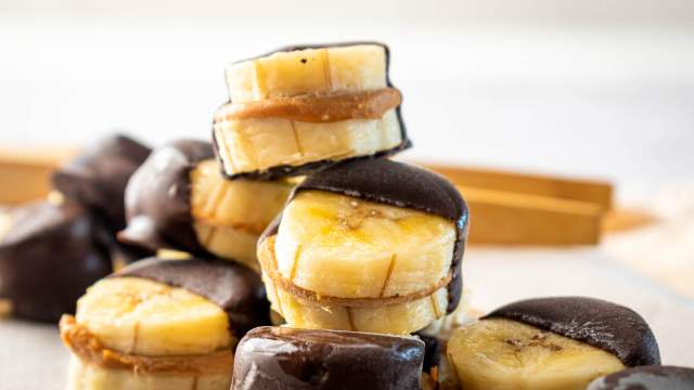 Frozen banana bites with chocolate and peanut butter.