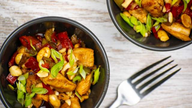 Low carb kung pao chicken with peppers, green onions, and cashews.