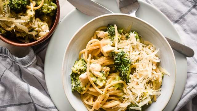 One pot creamy chicken broccoli pasta with a creamy parmesan sauce, fresh broccoli, and chicken breast in two bowls.