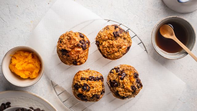 Pumpkin chocolate chip oatmeal muffins with canned pumpkin and chocolate chips on the side.