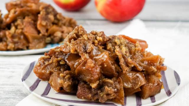 Health apple crisp made in the slow cooker and served on a plate.